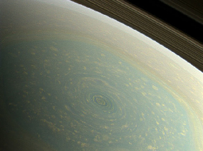 depuis-19-ans-une-tempete-de-plus-de-2000-km-de-diametre-fait-rage-sur-saturne1